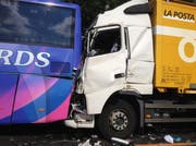 Der Lastwagen krachte ins Heck des Cars. (Bild: Roger Rüegger / Neue LZ)