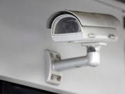 Eine Überwachungskamera filmte den Polizisten (Symbolbild) (Bild: Keystone)