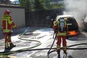 Die Einsatzkräfte der Schadenwehr Brunnen-Ingebohl löschen den Fahrzeugbrand. (Bild: Kantonspolizei Schwyz)
