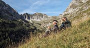 Stéphane Goël geht auf Wanderung mit seinem Vater. In den Pausen diskutieren sie über Glauben und das Jenseits. (Bild: PD)