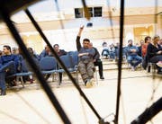 Die Bieter im Lorzensaal hoffen auf möglichst wenig Konkurrenz. (Bild: Werner Schelbert (Cham, 14. März 2018))