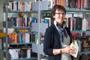 Anneliese Reichlin in der Schul- und Gemeindebibliothek Adligenswil. (Bild Boris Bürgisser)
