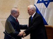 Benjamin Netanyahu (l) und Mike Pence am Montag im israelischen Parlament. (Bild: Keystone/EPA AP POOL/ARIEL SCHALIT / POOL)