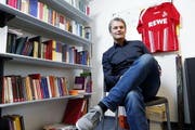 Gemeindeleiter Christian Kelter hat auch ein Herz für Fussball: Im Büro des Deutschen hängt ein Trikot des 1. FC Köln. (Bild Werner Schelbert)