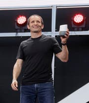Google vice president Mario Queiroz holds up the new Google Home device during the keynote address of the Google I/O conference, Wednesday, May 18, 2016, in Mountain View, Calif. Google unveiled its vision for phones, cars, virtual reality and more during its annual conference for software developers. (AP Photo/Eric Risberg) (Bild: Eric Risberg/AP)