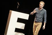 Comedian und Stimmenimitator Michael Elsener (30) zappt im Luzerner Kleintheater durch die Medienkanäle. (Bild: Boris Bürgisser)