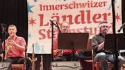 Rissen das Publikum mit flotten Tönen mit (v. l.): Philipp Mettler, Carlo Brunner und Daniel Häusler. (Bild: Jakob Ineichen (Unterägeri, 13. Mai 2017))