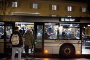 Unter anderem auf der Buslinie 52 ist der Platz für die Passagiere immer wieder knapp. (Bild: Corinne Glanzmann / Neue LZ)