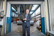 Peter Schildknecht, CEO der CPH, in der Lagerhalle der Produktion. Er will bis Ende Jahr das Unternehmen zu einem ausgeglichenen Betriebsergebnis führen. (Bild: Dominik Wunderlin (Perlen, 15. März 2017))