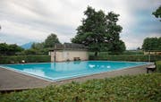 Das Lernschwimmbecken im Strandbad Hünenberg muss zwingend saniert werden. (Bild: Maria Schmid (Hünenberg, 13. Juli 2017))