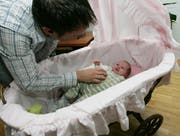 Vater und Sohn in der Kennenlernphase. (Bild Remo Nägeli/Neue LZ)