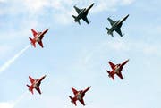 Die Flugstaffel Patrouille Suisse fliegt am Dienstag und Mittwoch in der Nähe von Brunnen. (Bild: Keystone)