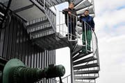 Peter Troxler, Betriebsleiter (r) und Christoph Eggerschwiler, Geschäftsführer Swiss Farmer Power Inwil vor der neuen Anlage. (Bild Boris Bürgisser/Neue LZ)