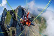 Gleitschirmpilot Marcel Schmid (links) unterwegs mit einem Gast, im Hintergrund der Pilatus. Bild Andy Busslinger (Bild Andy Busslinger)