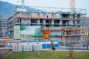 In Horw wird emsig gebaut. Hier baut eine Genossenschaft Anfang 2015 im Ortskern Wohnungen, die aber nicht als sonderlich günstig eingestuft werden. (Bild: Philipp Schmidli / Neue LZ)