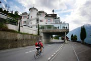 An der Zugerstrasse 88 überagt die Villa des Fiat-Chefs Sergio Marchionne die Strasse. (Bild Stefan Kaiser/Neue ZZ)
