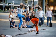 Am Freitagabend wurde auf dem Bundesplatz die Performance «Creature» aufgeführt. (Bild Stefan Kaiser)