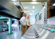 Zwei CPH-Mitarbeiter bei der Folienherstellung. (Bild: pd)
