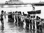 Der beste Ort, um Schwimmen zu lernen, ist ein Gewässer. Dieser Meinung ist die Schweizerische Lebensrettungsgesellschaft. (Bild: Keystone/IBA-Archiv)