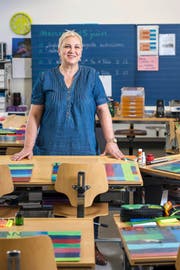 Susann Tafanalo in ihrem Schulzimmer im Schulhaus Moosmatt. (Bild Boris Bürgisser)