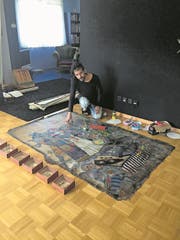 Der Künstler Ernesto Rodriguez Conzàlez mit seinem Werk «Tod einer neuen Ära» (2017). (Bild: PD)