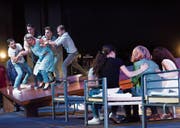 Von täglicher Aktualität: der Bewegungschor der Flüchtlinge in der «Idomeneo»-Produktion im Luzerner Saal. (Bild: Piska Ketterer/LF (27. August 2017))