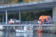 Feuerwehr und Polizei standen mit Booten im Einsatz und errichteten eine Ölsperre. (Bild Kapo Nidwalden)