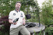 Adrian Moerz hat mit zwei Mitstreitern das Rezept für das Bier ersonnen. (Bild: Werner Schelbert (Ebertswil, 22. Juni 2017))