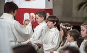 Der grosse Moment für die Mädchen und Buben, die in der Kirche St. Karl Erstkommunion feierten. (Bild: Dominik Wunderli (Luzern, 23. April 2017))