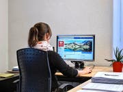 Eine Mitarbeiterin der Staatskanzlei Nidwalden arbeitet am kantonalen Auftritt auf Facebook. (Bild: Pius Amrein)