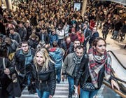 Die ersten Besucher der «Mall». (Bild: Nadia Schärli (8. November 2017))