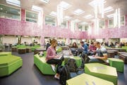 Was sind das nun? Junge Menschen an der Uni Luzern auf dem Weg zu wahrer Bildung, das heisst zur Mündigkeit? Oder nur angehende Konsumenten? (Bild: Philipp Schmidli (Luzern, 3. Oktober 2016))
