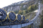 Der erste Wagen der neuen Stoosbahn steht auf dem Trassee. (Bild: Urs Flüeler / Keystone (Schwyz, 12. Oktober 2017))