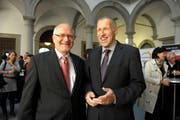 Georges Theiler (links) und Konrad Graber am Sonntag im Wahlzentrum. (Bild: Nadia Schärli / Neue LZ)
