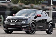 Eindeutige Designsprache: Spoiler, Schweller und 18-Zöller sowie die rot lackierten Spiegelgehäuse sind optische Merkmale des Juke Nismo RS. (Bild Martin Schatzmann)