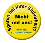 Das Anbringen der Anti-Spar-Buttons an den Uniformen ist den Polizisten untersagt worden. (Bild: PD)