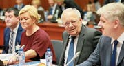 Bundesrat Johann Schneider-Ammann zwischen Amtskollegen Siv Jensen aus Norwegen und Benedikt Johannesson aus Island. (Bild: Olivier Hoslet/EPA (Brüssel, 7. November 2017))