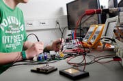 Ein Lehrling bei der Arbeit im Elektronik-Labor der Roche Diagnostics in Rotkreuz. Themenbild. (Bild: M. Christen/ Neue LZ)
