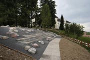 Ruhezonen vor dem Schulhaus. (Bild: Stefan Kaiser (Menzingen, 18. Juli 2017))