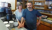 Fürchten ums Geschäft: Juri und Christina Domeniconi, Geranten des Albergo-Ristorante Monte Pettine. (Bild: Gerhard Lob)