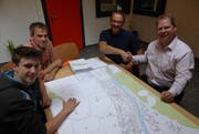 Sie sind mit der Abschlussbesprechung zu den Werkleitungsplänen zufrieden: Joel Suter, EBS-Geomatiklernender, Ruedi Gwerder, Muotathaler Gemeinderat, Edgar Betschart, Umweltschutzbeauftragter und zuständig für Sicherheit/Umwelt Muotathal, Pascal Bolzern, Leiter EBS-Geomatik (v.l.n.r.).