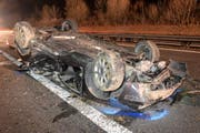 Das Unfalfahrzeug blieb auf dem Dach auf der Fahrbahn der A2 liegen. (Bild: Luzerner Polizei (Sempach, 10. März 2018))