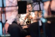 Impressionen eines stimmigen Vortrags: die Musikgesellschaft Schüpfheim im Wettspiellokal Casino in Montreux. (Bild: Keystone/Laurent Gilliéron)
