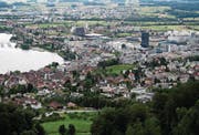 Blick auf die Stadt Zug, die in den letzten Jahrzehnten wie der ganze Kanton rasant gewachsen ist. (Bild: Stefan Kaiser (11. Februar 2016))