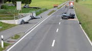 Das Auto prallte gegen die Mauer einer Bachverbauung. (Bild: Luzerner Polizei)