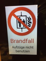 Diese Meldung erschien am Eröffnungstag vor dem Lift auf dem Touchscreen im dritten Stock. (Bild: rem)