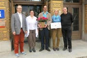 Die Beteiligten, von links: Thomas Gasser und Eliane Niederöst (Urner Detaillisten), Tobias Zwyer (MV Gurtnellen), Andrea Marxen (Jahresabonnement) und Heinz Keller (Theater Uri). (Bild: pd)