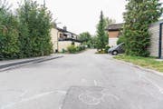 Die Veilchenstrasse, wo geradeaus, zwischen den beiden Häusern, eine Verbindungsstrasse mit der Technikumstrasse entstehen soll. (Bild: Roger Grütter (16. September 2017))