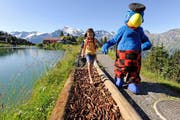 Maskottchen Globi geleitet ein Mädchen auf dem Kitzelpfad beim Härzlisee. (Bild pd)
