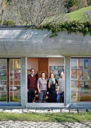 Sie leiten den Betrieb in der vierten Generation: Fridolin Bossard (links), Stefanie Köppel, Laura Bossard und Konrad Bossard junior. (Bild Stefan Kaiser)